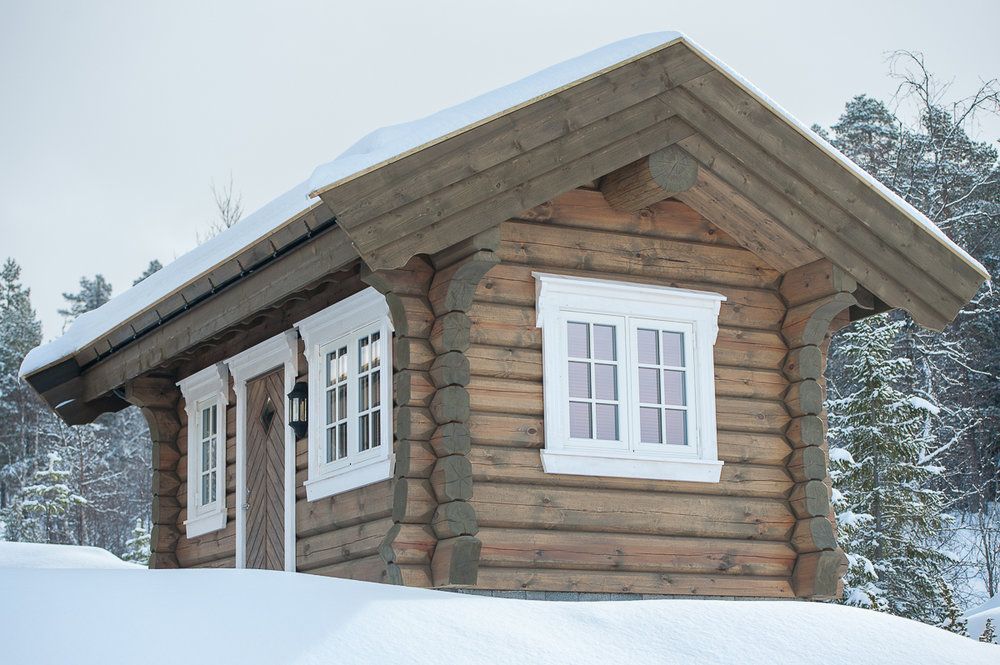 Liten hytte i snøen
