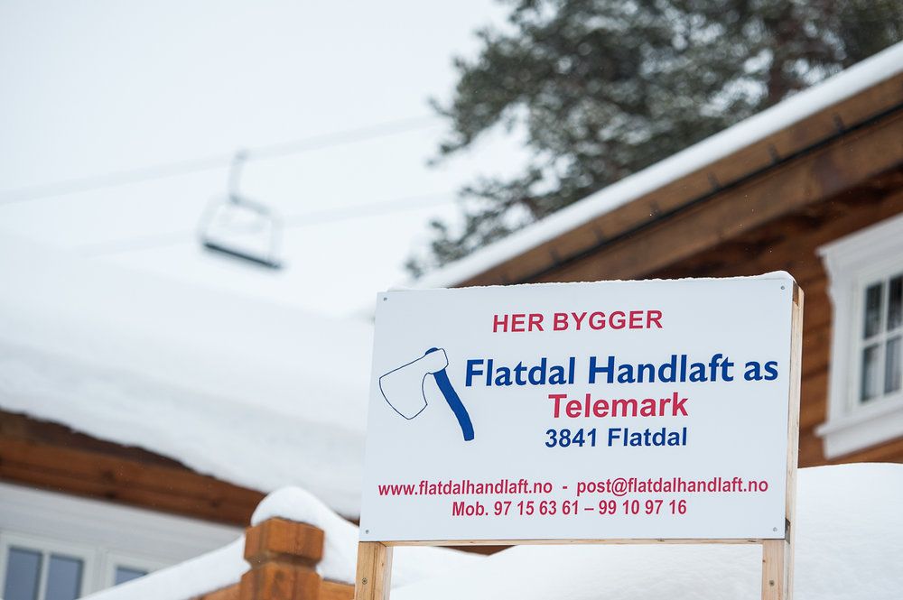 Flatdal Handlaft AS skilt foran en hytte